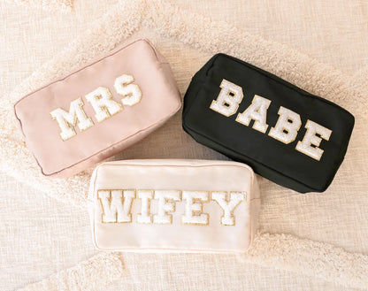 Chic Functional Nylon Make-Up Bag with Elegant Gold Zipper - Perfect for Weddings and Special Occasions!