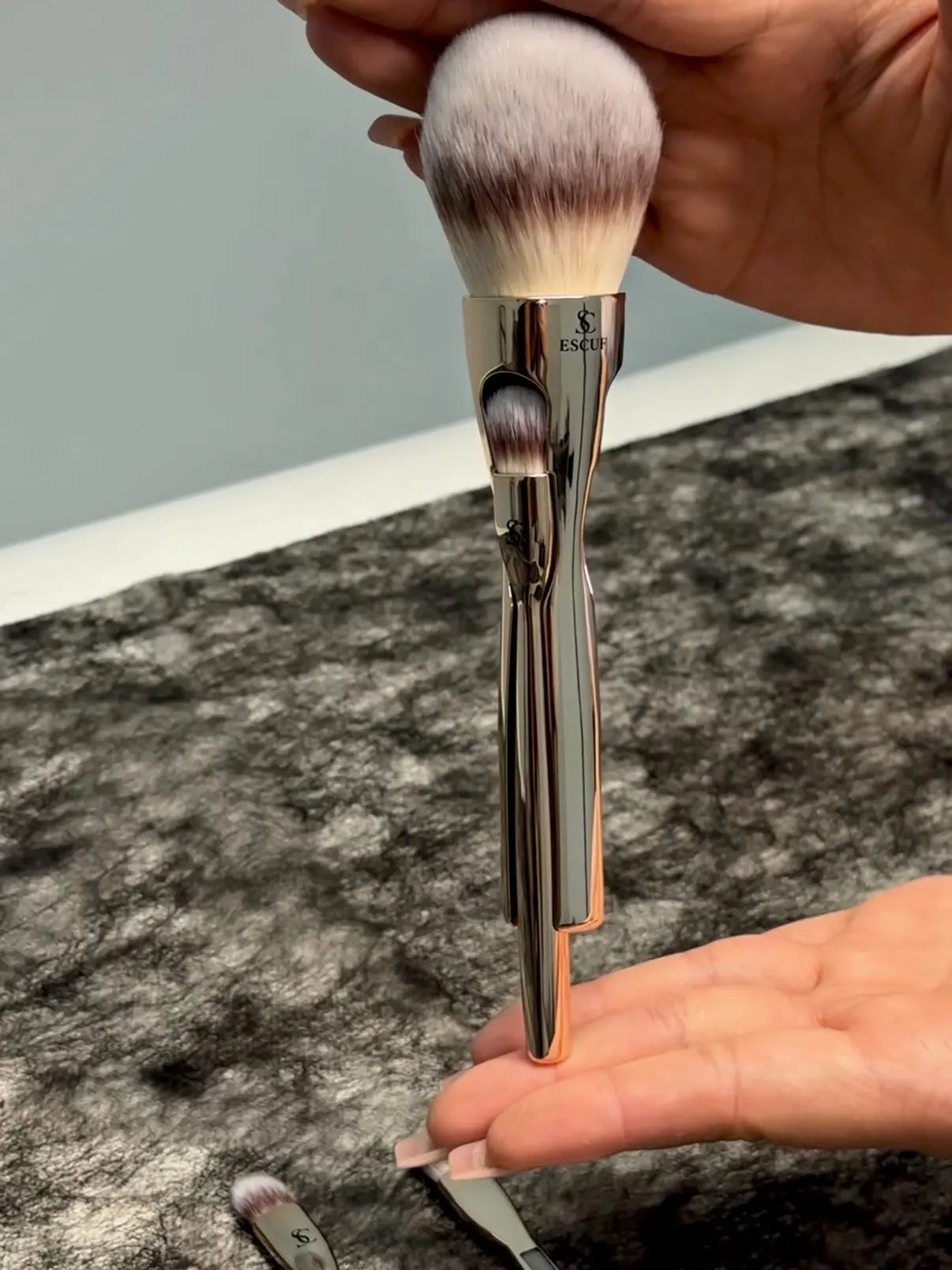 Revolutionary 4-in-1 Make-Up Brush for Effortless Beauty On-the-Go