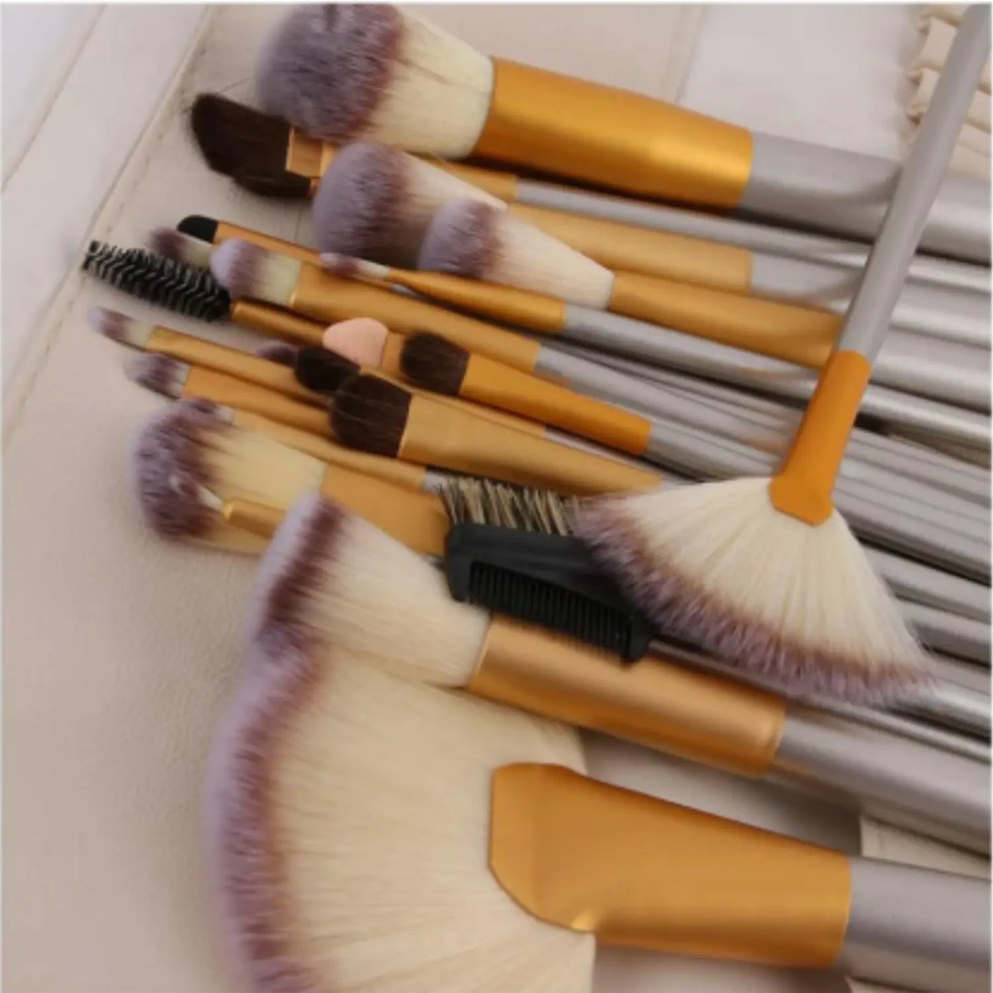 Elevate Your Beauty Routine with the 32-Piece Professional Makeup Brush Set - Perfect for Flawless Application and On-the-Go Glam!