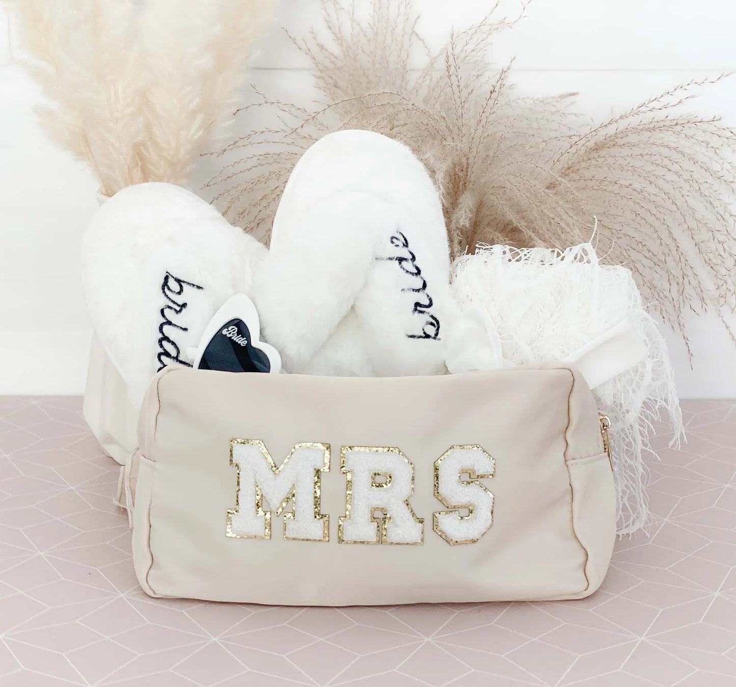 Chic Functional Nylon Make-Up Bag with Elegant Gold Zipper - Perfect for Weddings and Special Occasions!