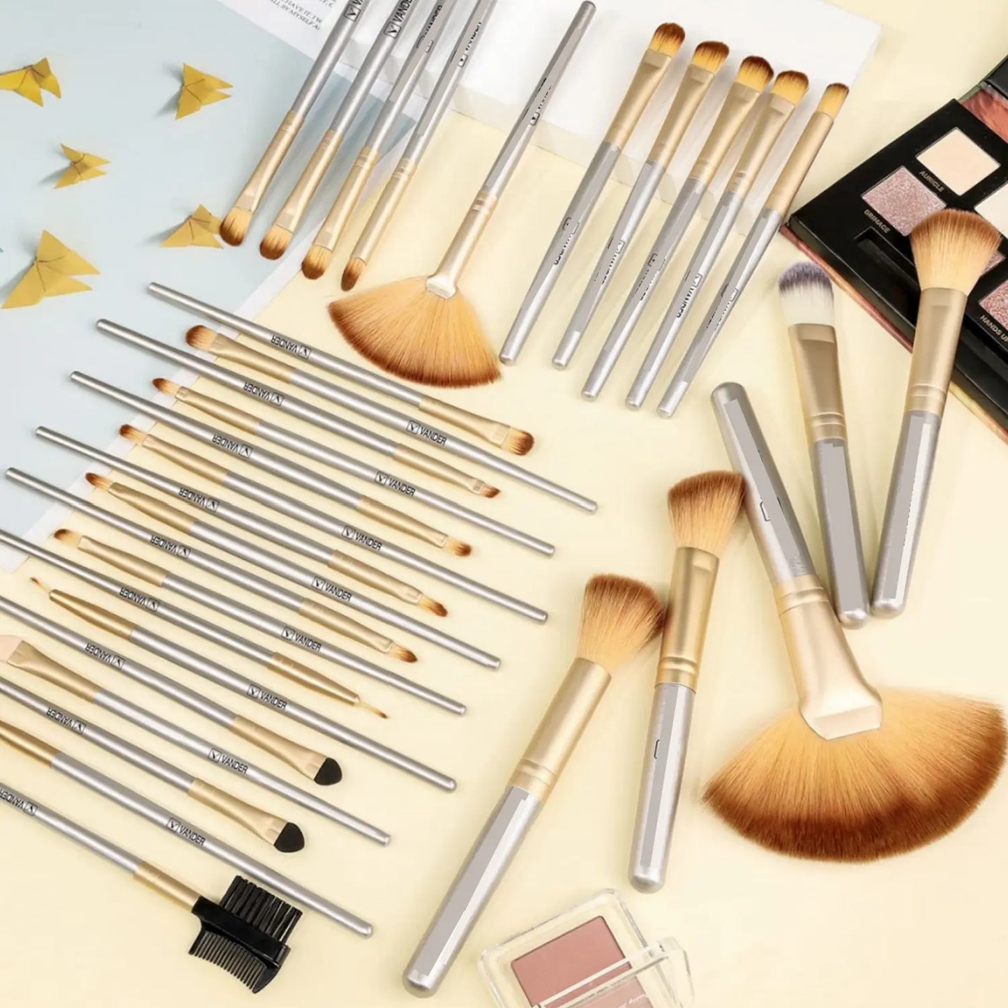 Elevate Your Beauty Routine with the 32-Piece Professional Makeup Brush Set - Perfect for Flawless Application and On-the-Go Glam!