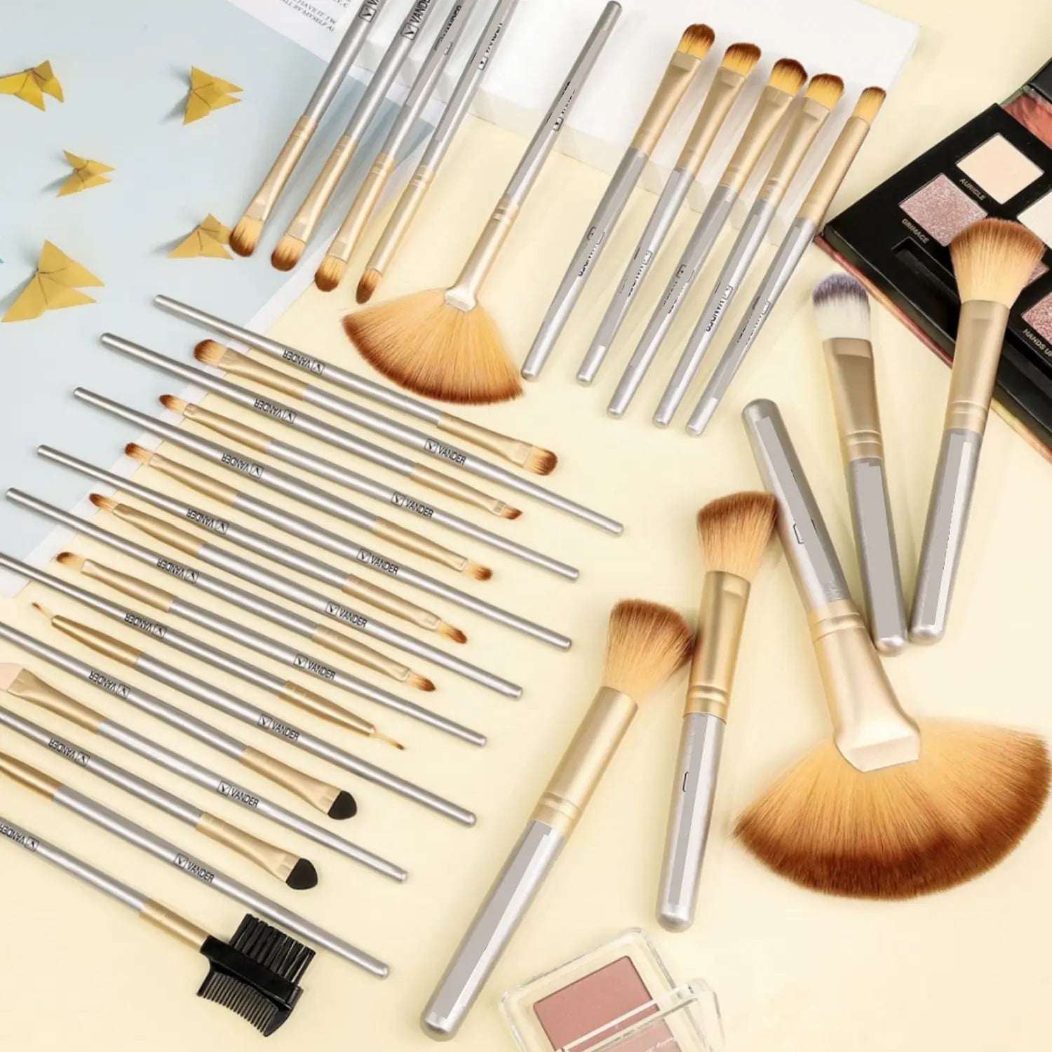 Elevate Your Beauty Routine with the 32-Piece Professional Makeup Brush Set - Perfect for Flawless Application and On-the-Go Glam!
