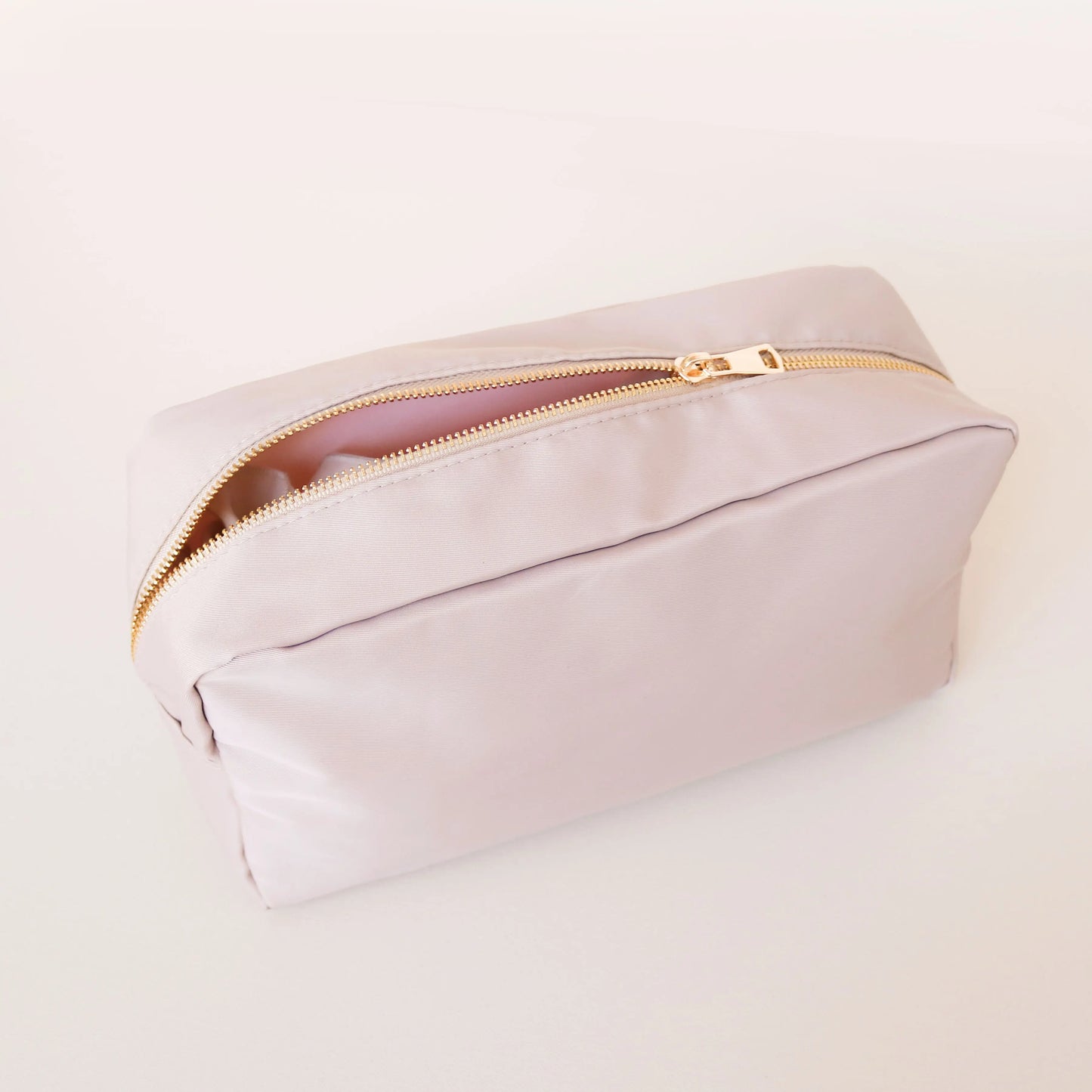 Chic Functional Nylon Make-Up Bag with Elegant Gold Zipper - Perfect for Weddings and Special Occasions!