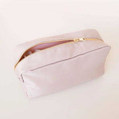 Chic Functional Nylon Make-Up Bag with Elegant Gold Zipper - Perfect for Weddings and Special Occasions!