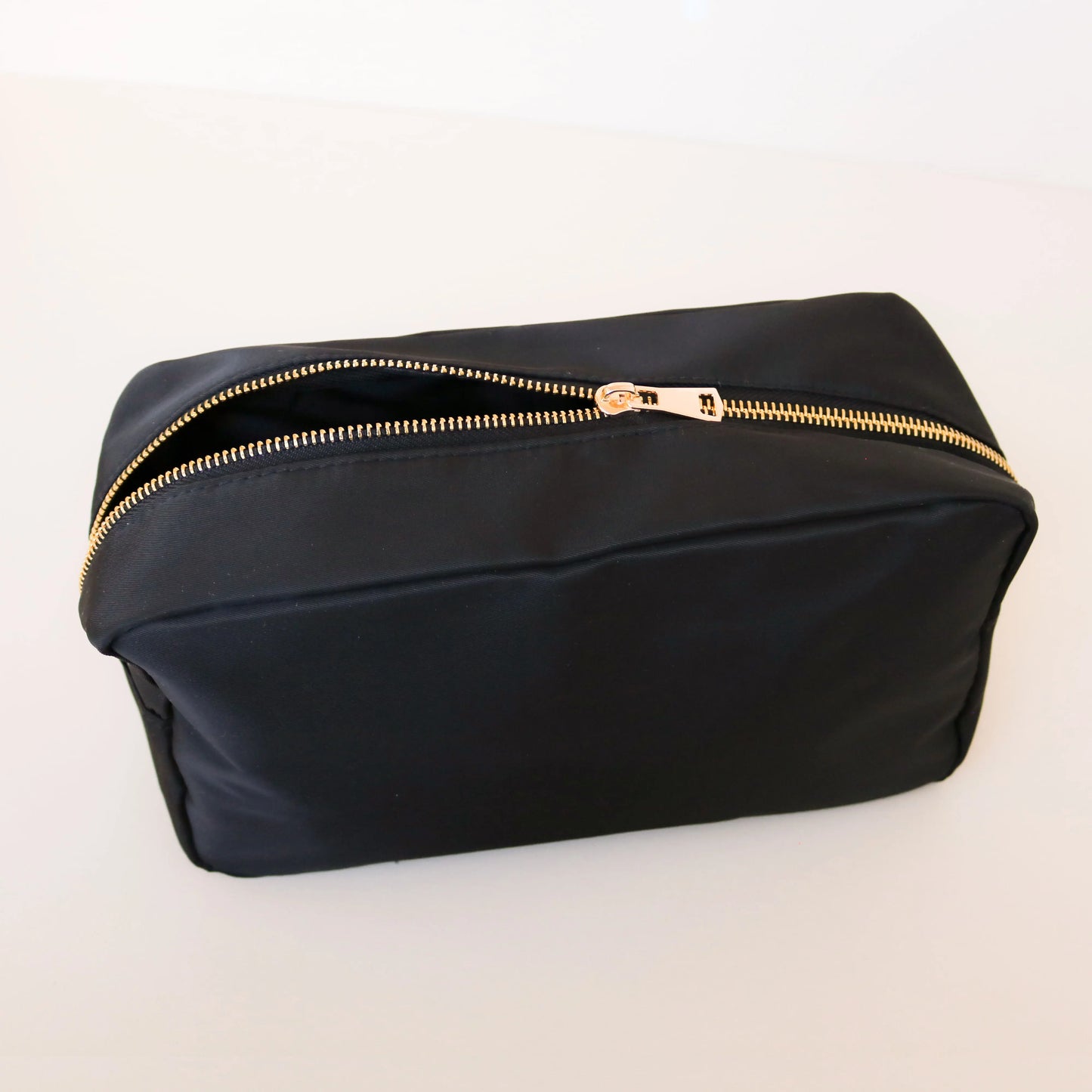 Chic Functional Nylon Make-Up Bag with Elegant Gold Zipper - Perfect for Weddings and Special Occasions!