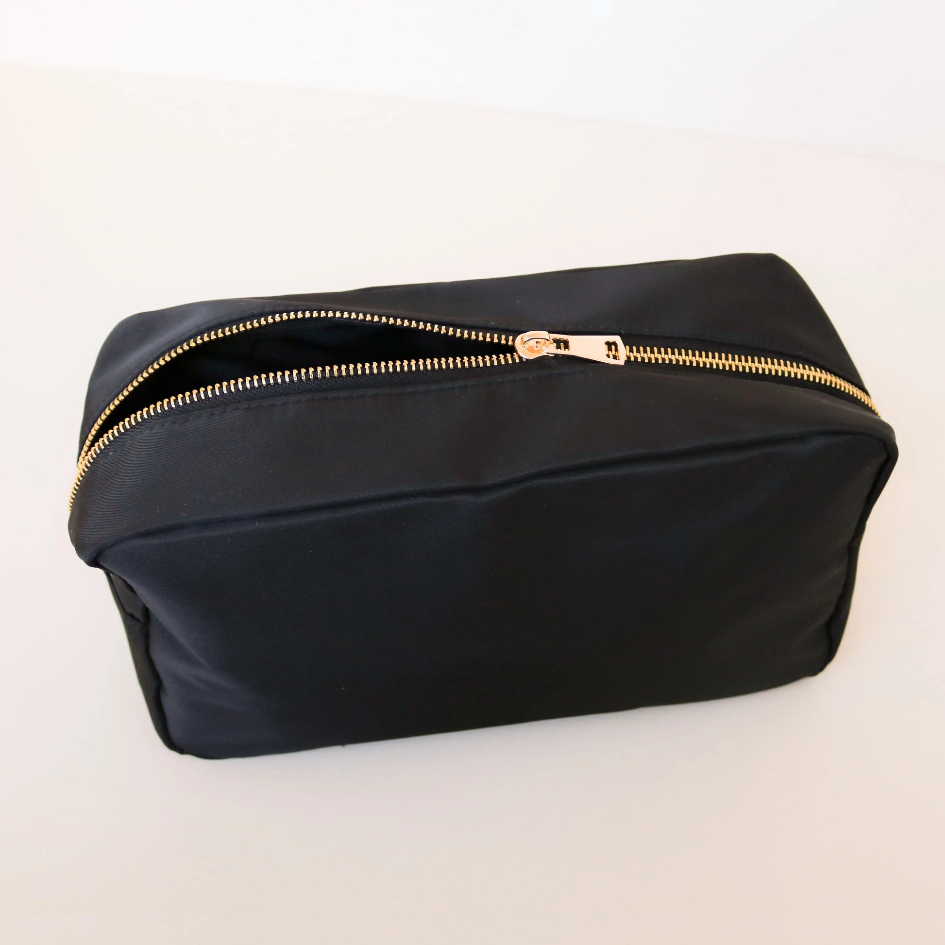 Chic Functional Nylon Make-Up Bag with Elegant Gold Zipper - Perfect for Weddings and Special Occasions!