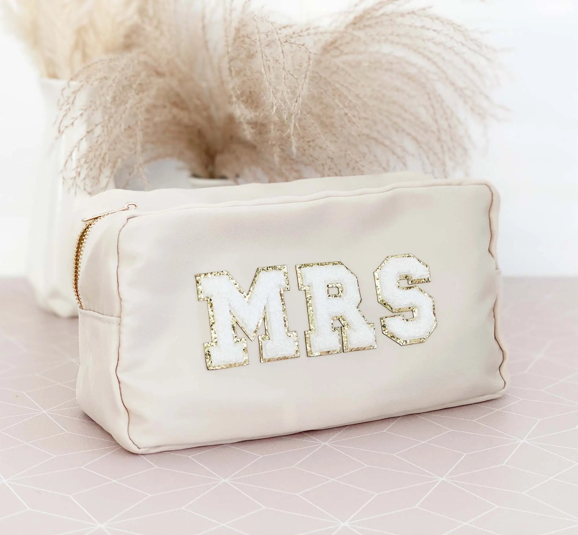 Chic Functional Nylon Make-Up Bag with Elegant Gold Zipper - Perfect for Weddings and Special Occasions!