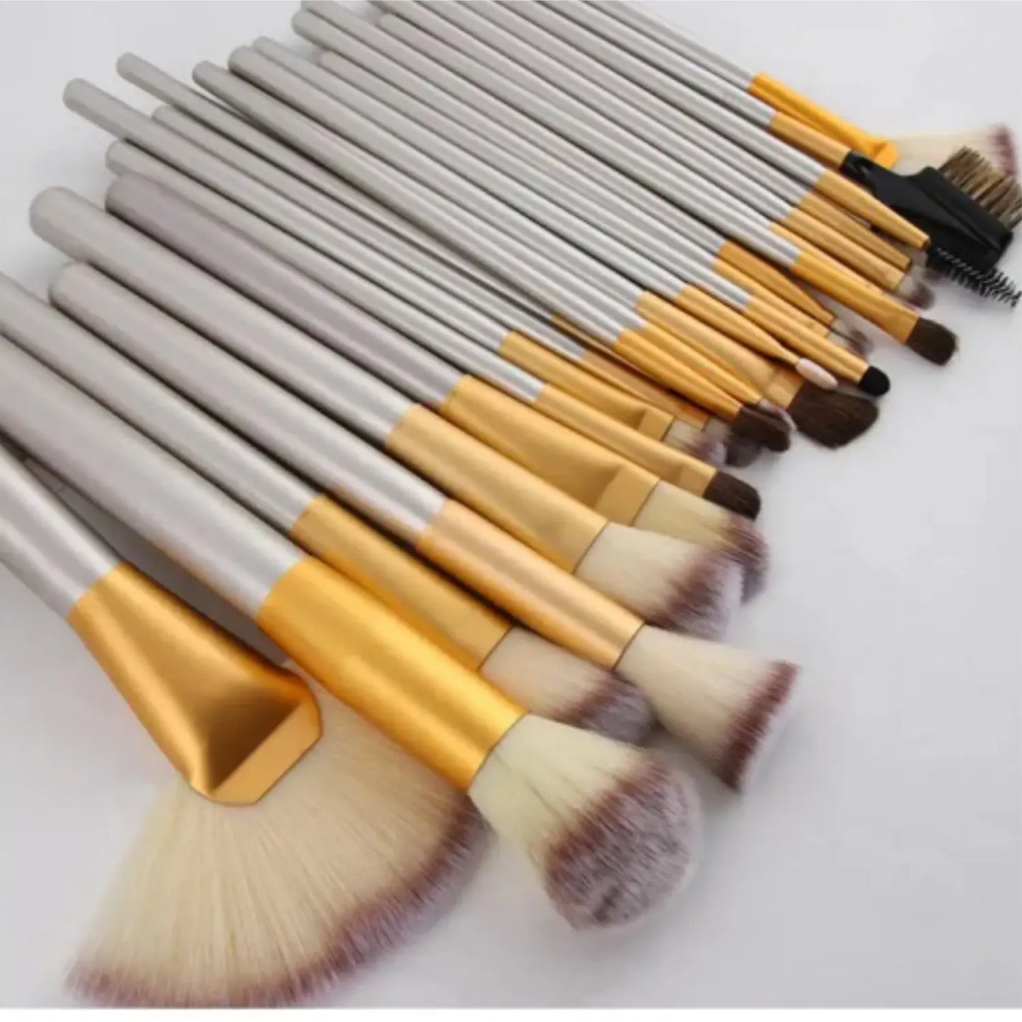 Elevate Your Beauty Routine with the 32-Piece Professional Makeup Brush Set - Perfect for Flawless Application and On-the-Go Glam!